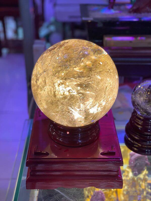 Quả cầu thạch anh vàng thu hút vượng khí cho chủ nhân