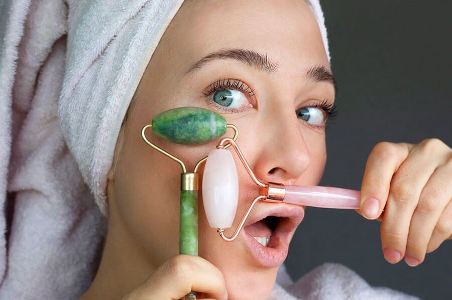 Khám Phá 7 Tác Dụng Của Cây Lăn Mặt Massage Có Thể Bạn Chưa Biết 3 Thanh lăn mặt xóa tan bọng mắt, đem đến vẻ ngoài trẻ trung, tươi tắn