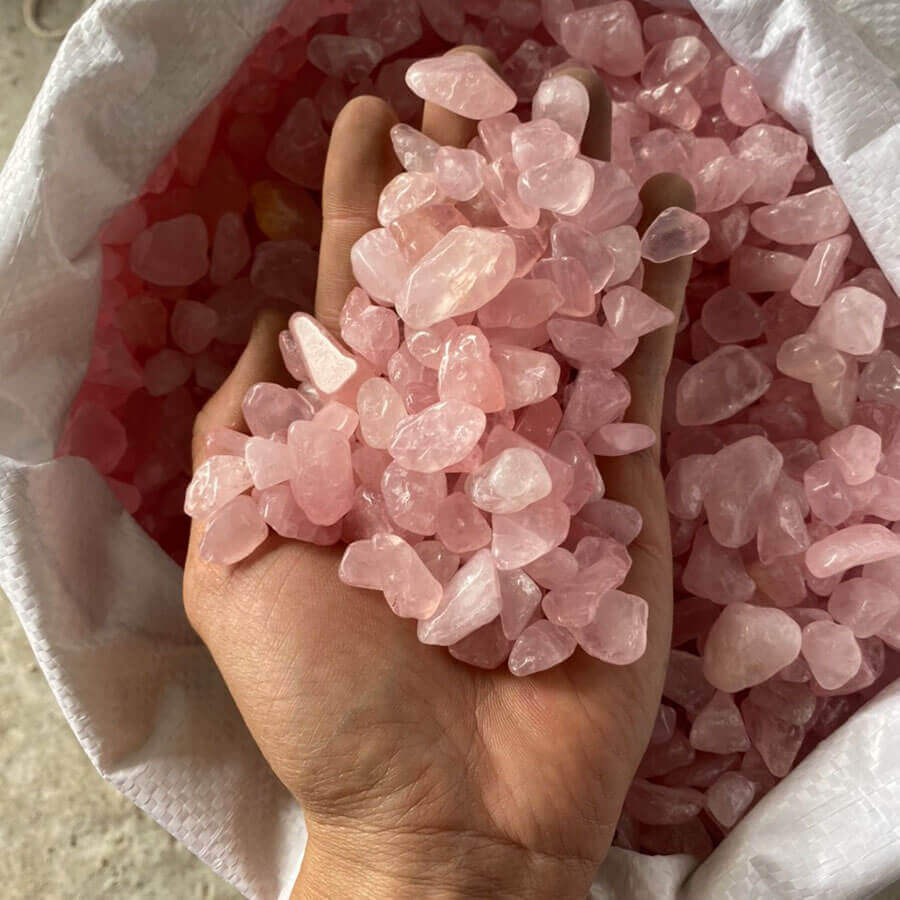 Có Nên Để Đá Thạch Anh Vụn Trong Phòng Ngủ Hay Không? 6 Đặt đá phong thủy trong phòng ngủ cần chọn hướng hợp mệnh
