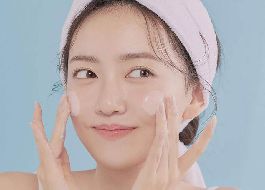 Chỉ dùng một lượng vừa đủ sữa rửa mặt, tránh ít quá cũng như nhiều quá