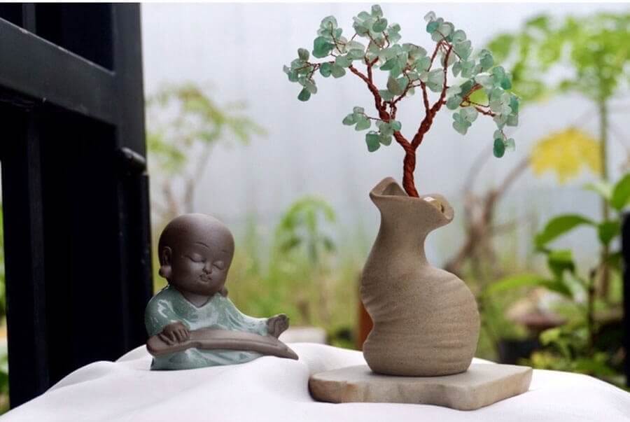 Tượng Chú Tiểu An Nhiên Gốm Men Xanh Kèm Cây Tài Lộc 3 Hình ảnh chú tiểu an nhiên đánh đàn bên lọ cây thạch anh xanh