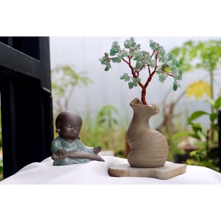Tượng Chú Tiểu An Nhiên Gốm Men Xanh Kèm Cây Tài Lộc 1 Tượng chú tiểu an nhiên đi kèm cây thạch anh xanh